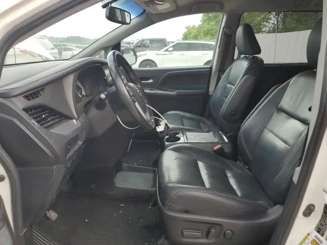 2017 TOYOTA SIENNA SE  
