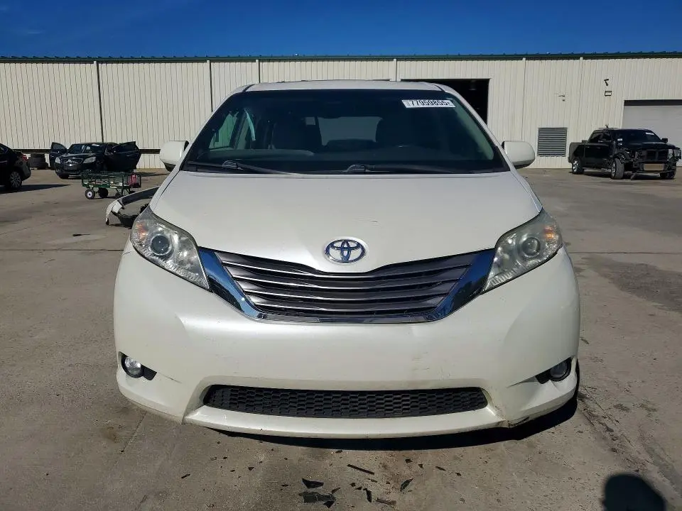2016 TOYOTA SIENNA   