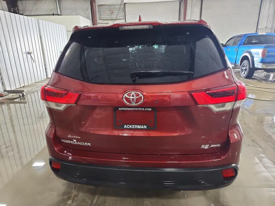 2018 TOYOTA HIGHLANDER SE  
