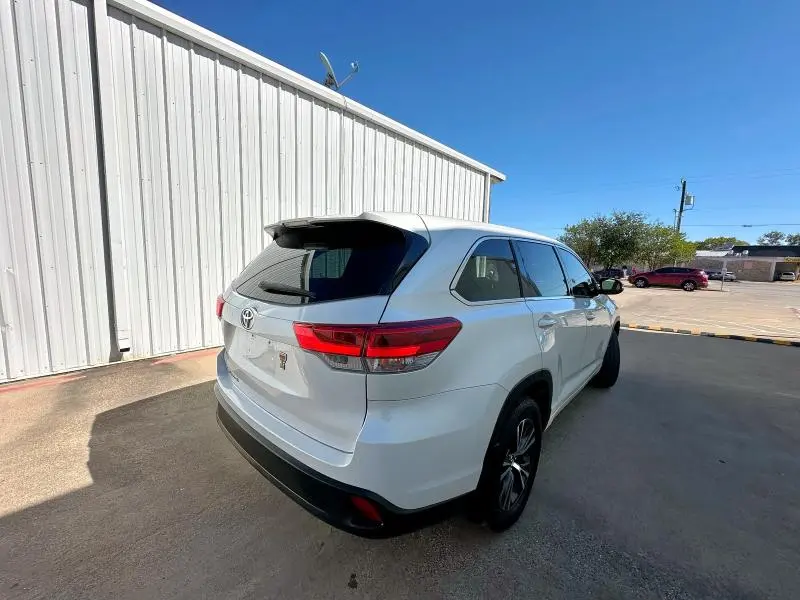 2018 TOYOTA HIGHLANDER LE  