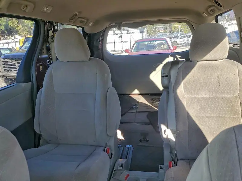 2015 TOYOTA SIENNA LE  