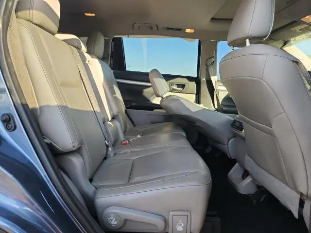 2017 TOYOTA HIGHLANDER SE  