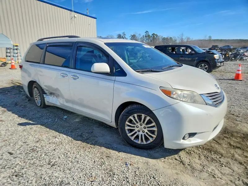 2017 TOYOTA SIENNA   