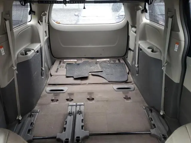 2016 TOYOTA SIENNA XLE