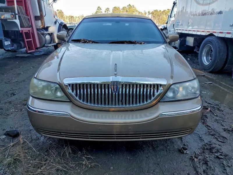 2011 LINCOLN TOWN CAR   
