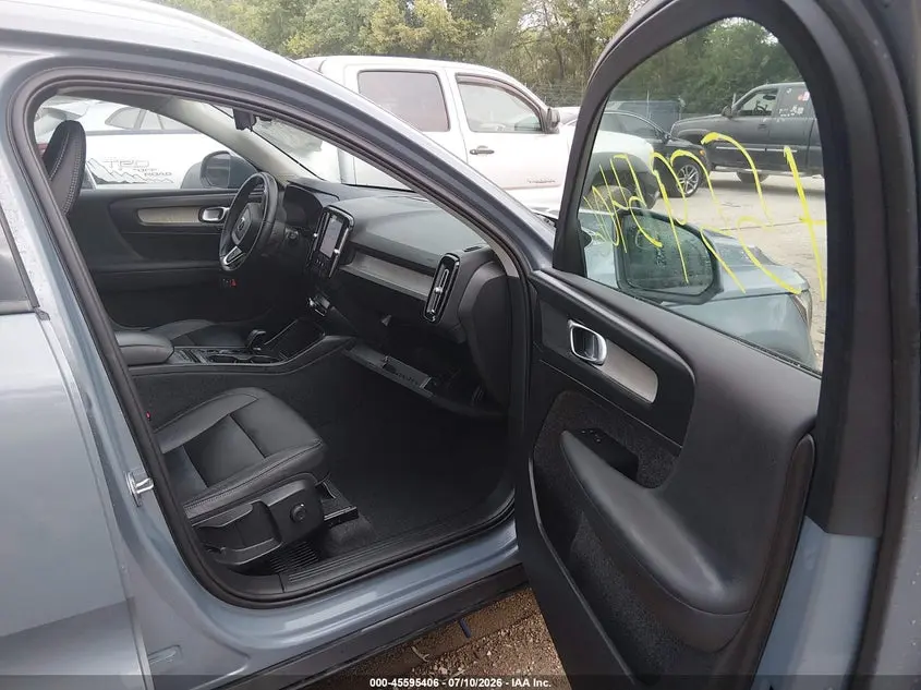 2023 VOLVO XC40 B5 CORE