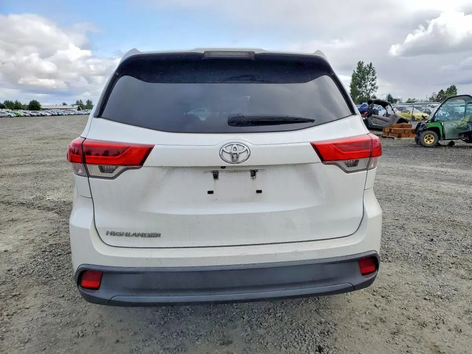 2017 TOYOTA HIGHLANDER LE  