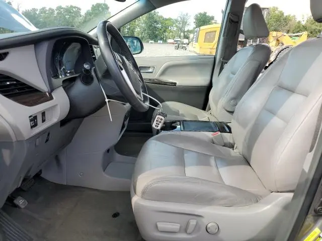 2017 TOYOTA SIENNA XLE  