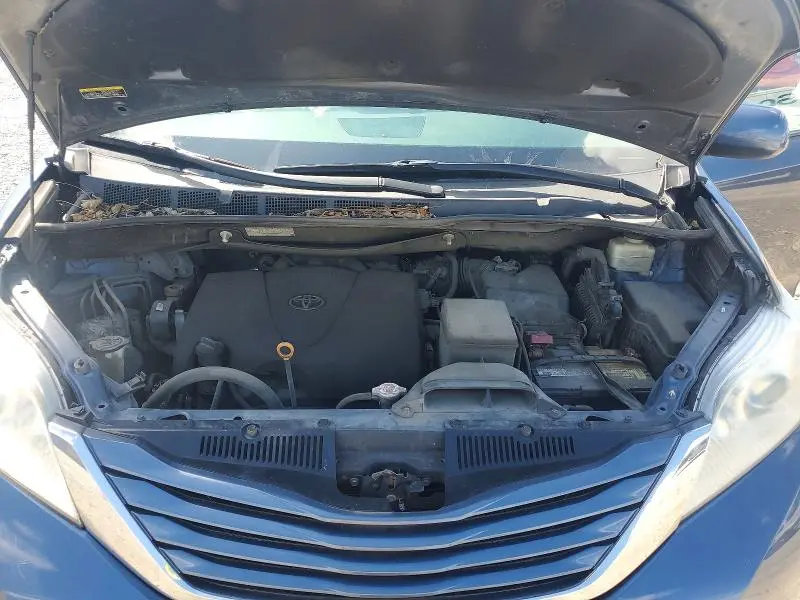 2017 TOYOTA SIENNA LE  