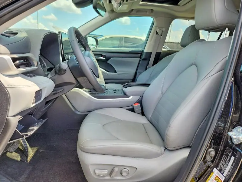 2025 TOYOTA HIGHLANDER XLE  