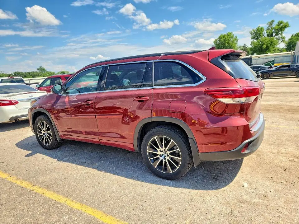 2017 TOYOTA HIGHLANDER SE  