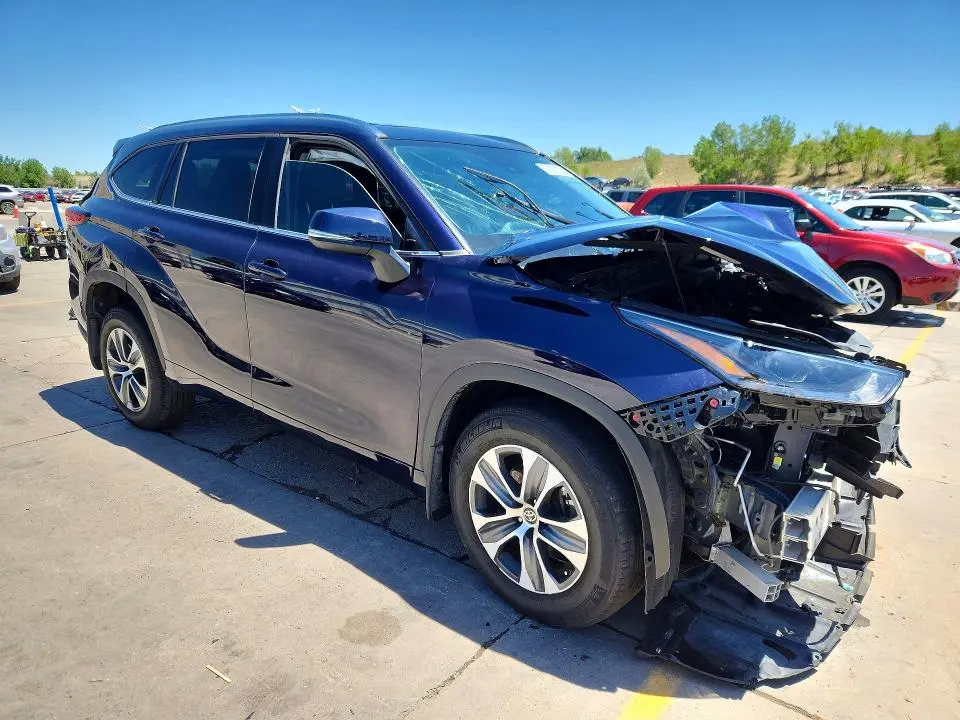 2021 TOYOTA HIGHLANDER XLE  
