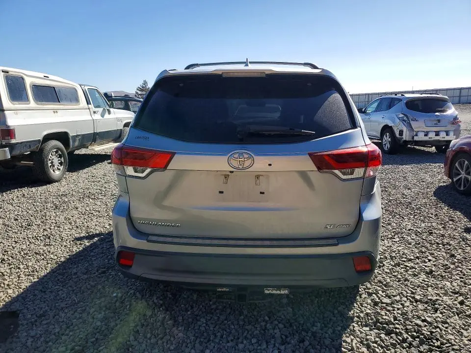 2019 TOYOTA HIGHLANDER SE  