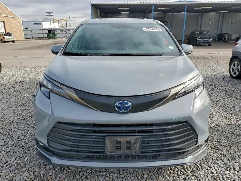 2022 TOYOTA SIENNA WOODLAND EDITION  
