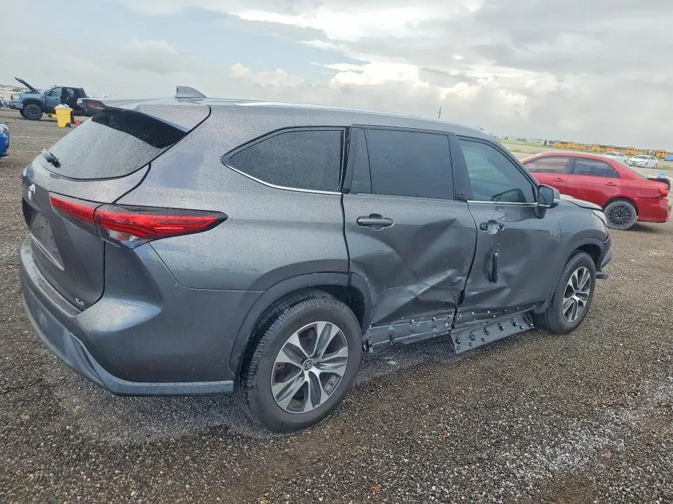 2022 TOYOTA HIGHLANDER XLE  