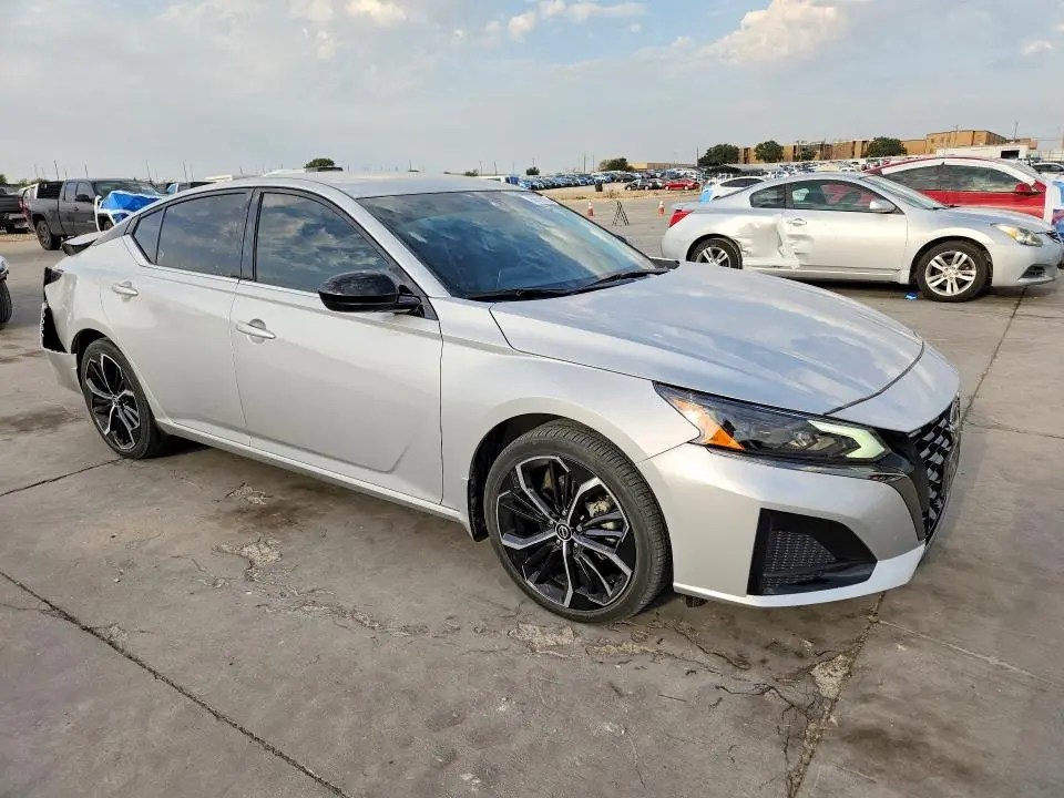 2024 NISSAN ALTIMA SR  