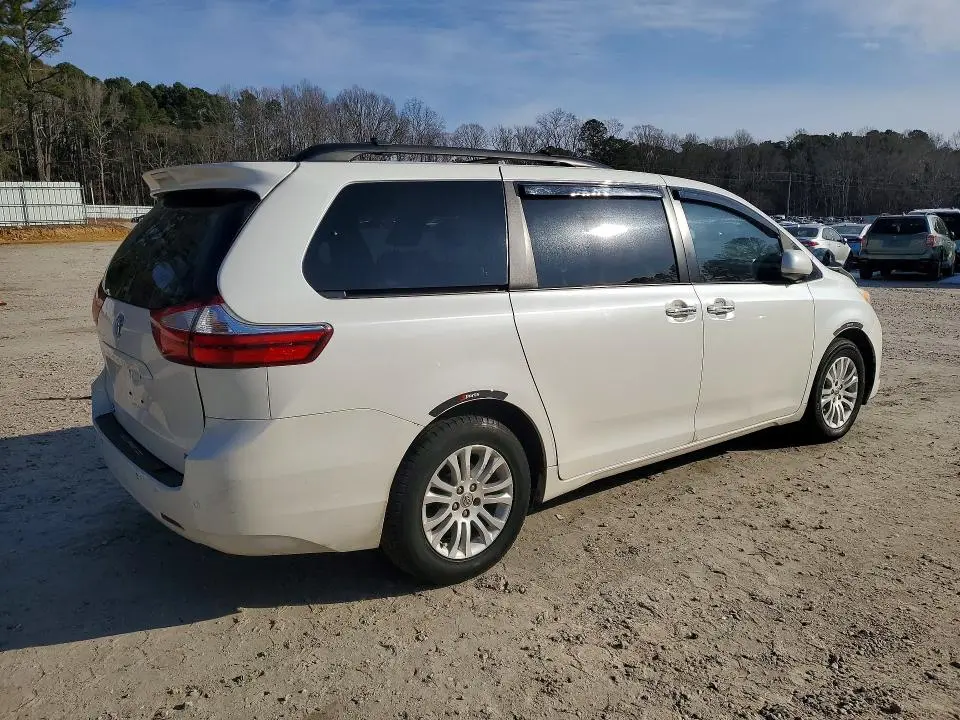 2017 TOYOTA SIENNA XLE  