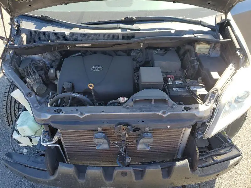 2017 TOYOTA SIENNA LE  