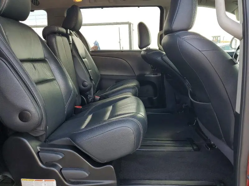 2015 TOYOTA SIENNA SE PREMIUM 8-PASSENGER  