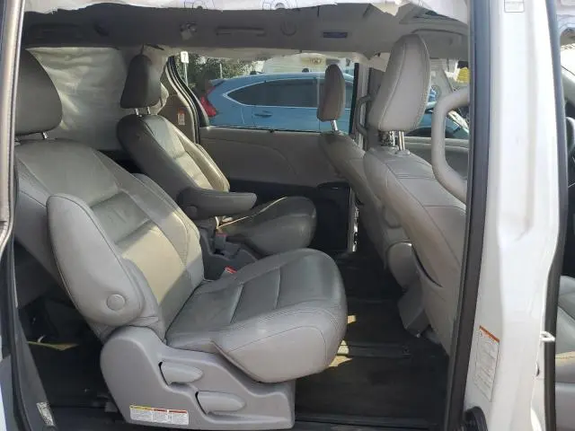 2018 TOYOTA SIENNA XLE  