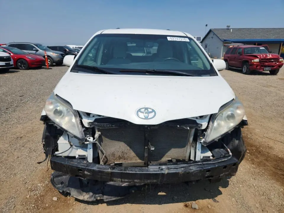 2015 TOYOTA SIENNA LE  