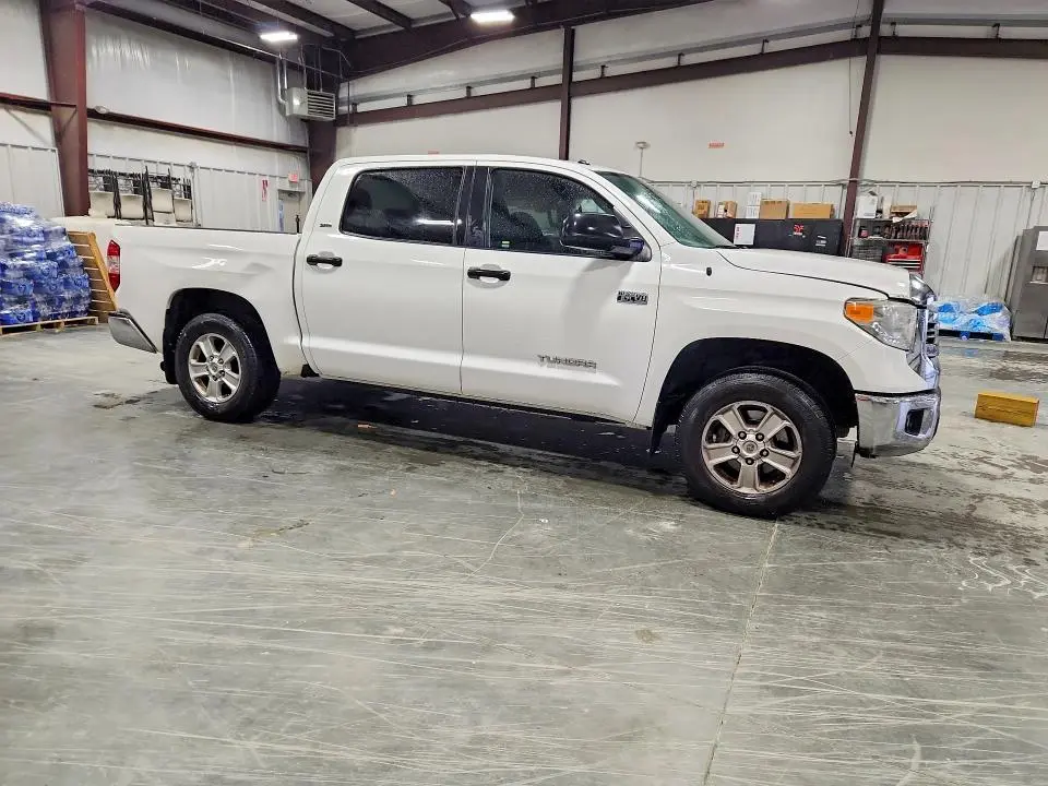 2017 TOYOTA TUNDRA CREWMAX SR5  