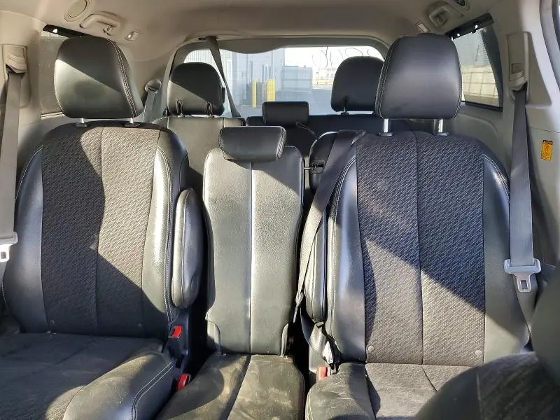 2013 TOYOTA SIENNA SE 8-PASSENGER  