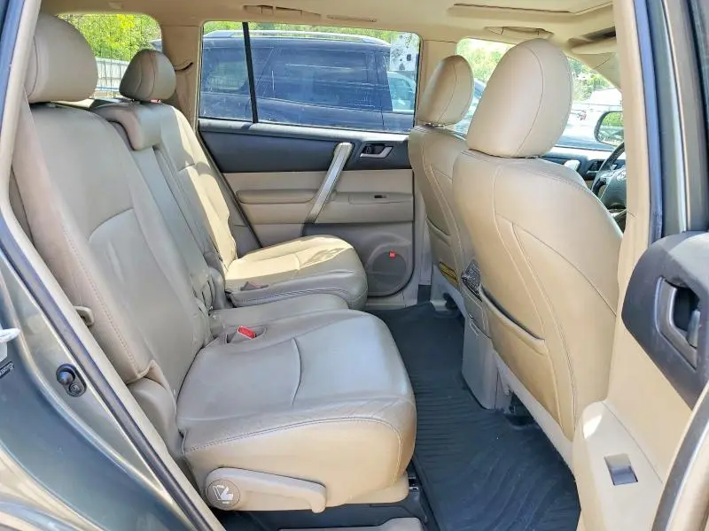 2012 TOYOTA HIGHLANDER SE  