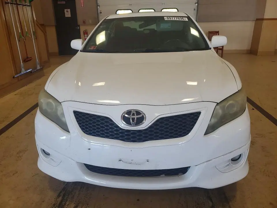 2011 TOYOTA CAMRY SE  
