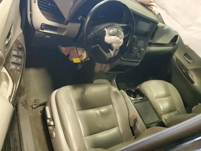 2017 TOYOTA SIENNA XLE  