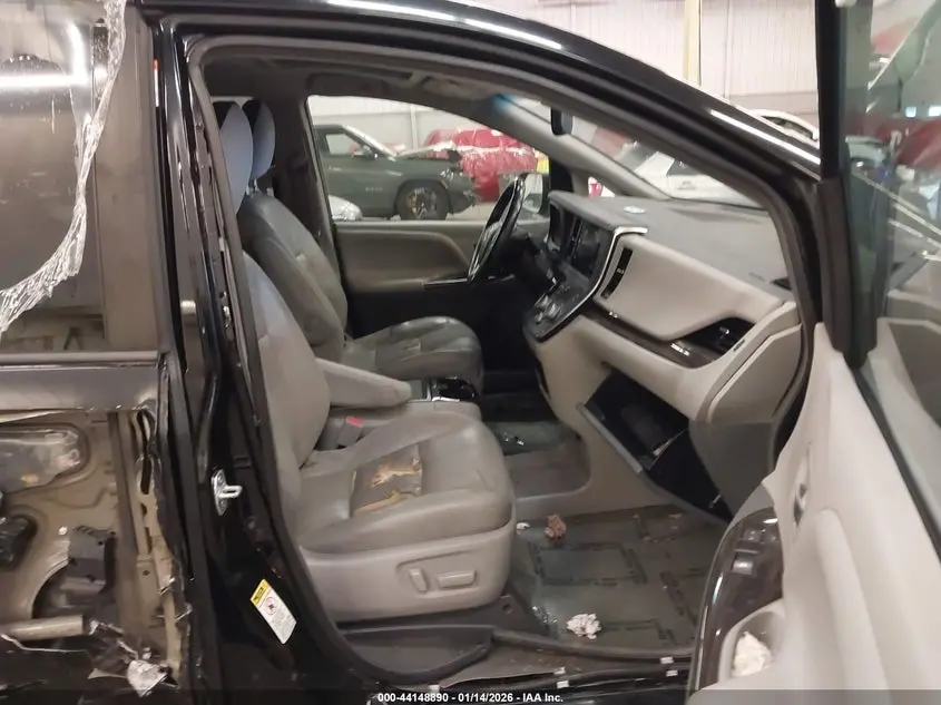 2016 TOYOTA SIENNA XLE 8 PASSENGER