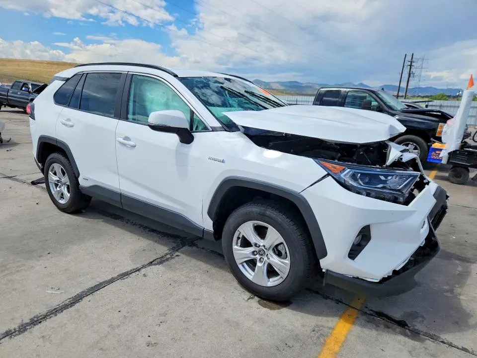 2021 TOYOTA RAV4 XLE  