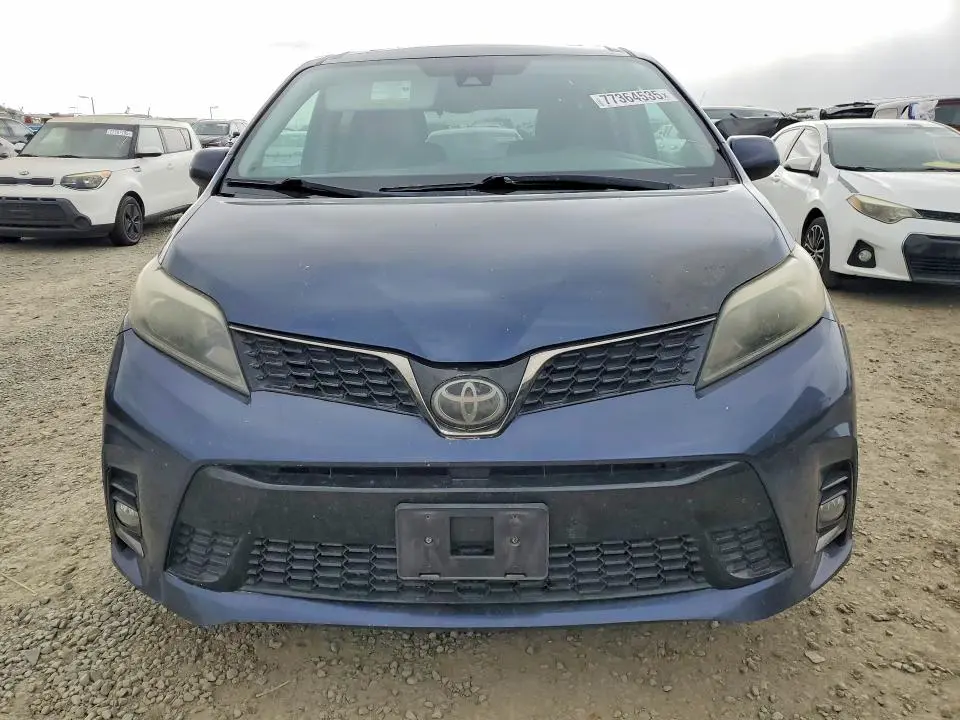 2019 TOYOTA SIENNA SE  