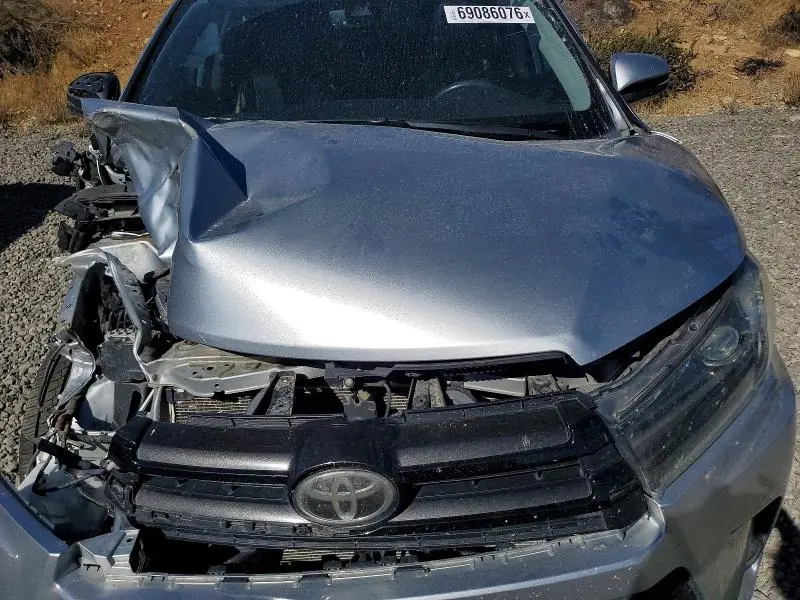 2019 TOYOTA HIGHLANDER SE  
