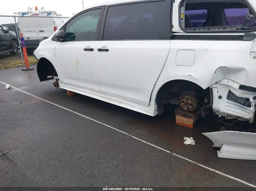 2013 TOYOTA SIENNA L V6 7 PASSENGER