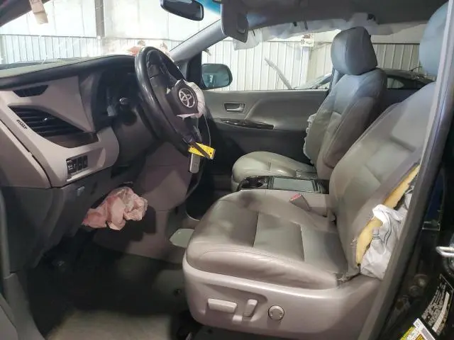 2017 TOYOTA SIENNA XLE  