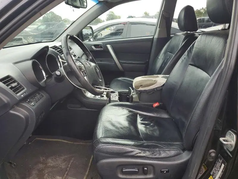 2013 TOYOTA HIGHLANDER SE  