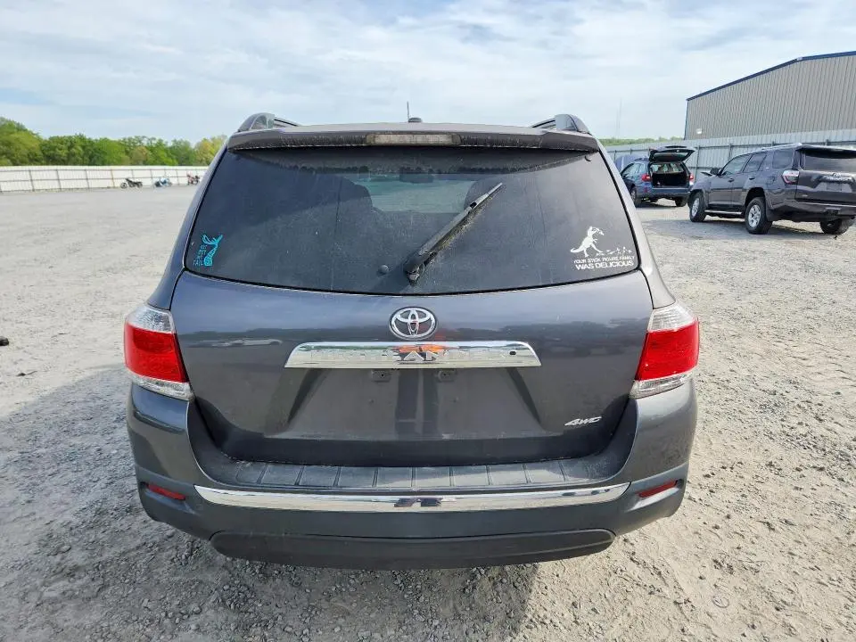 2011 TOYOTA HIGHLANDER SE  