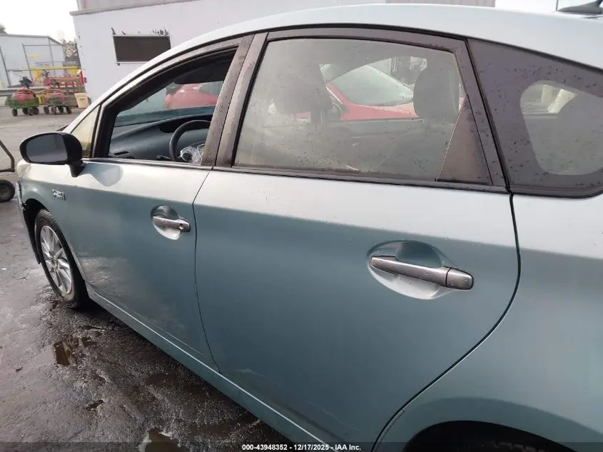 2013 TOYOTA PRIUS PLUG-IN  