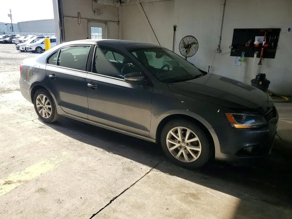 2011 VOLKSWAGEN JETTA SE  