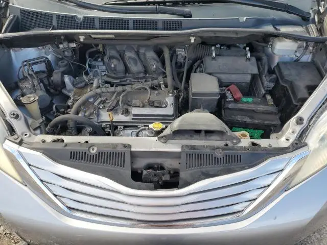 2016 TOYOTA SIENNA LE  