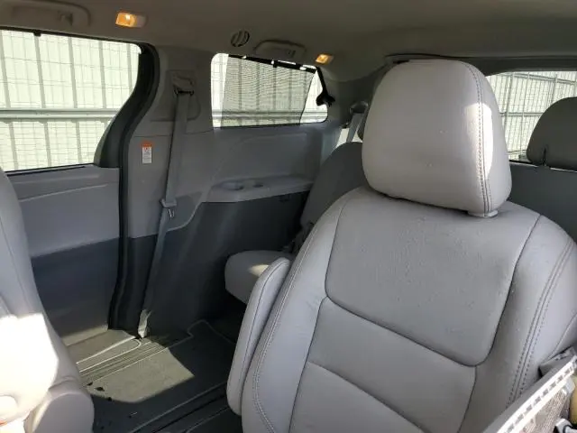 2017 TOYOTA SIENNA XLE  