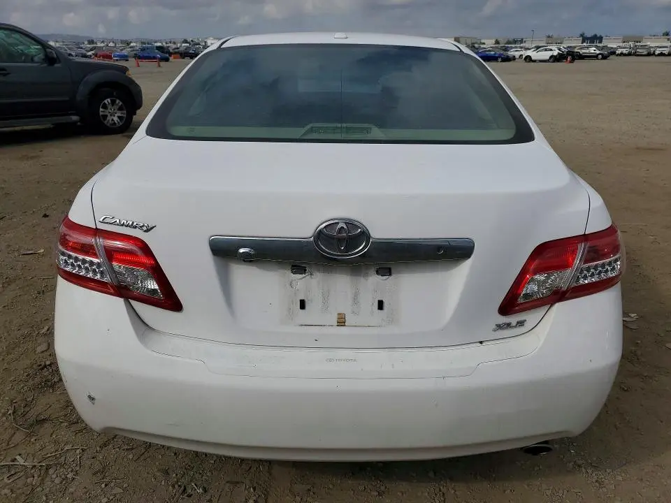 2011 TOYOTA CAMRY XLE  
