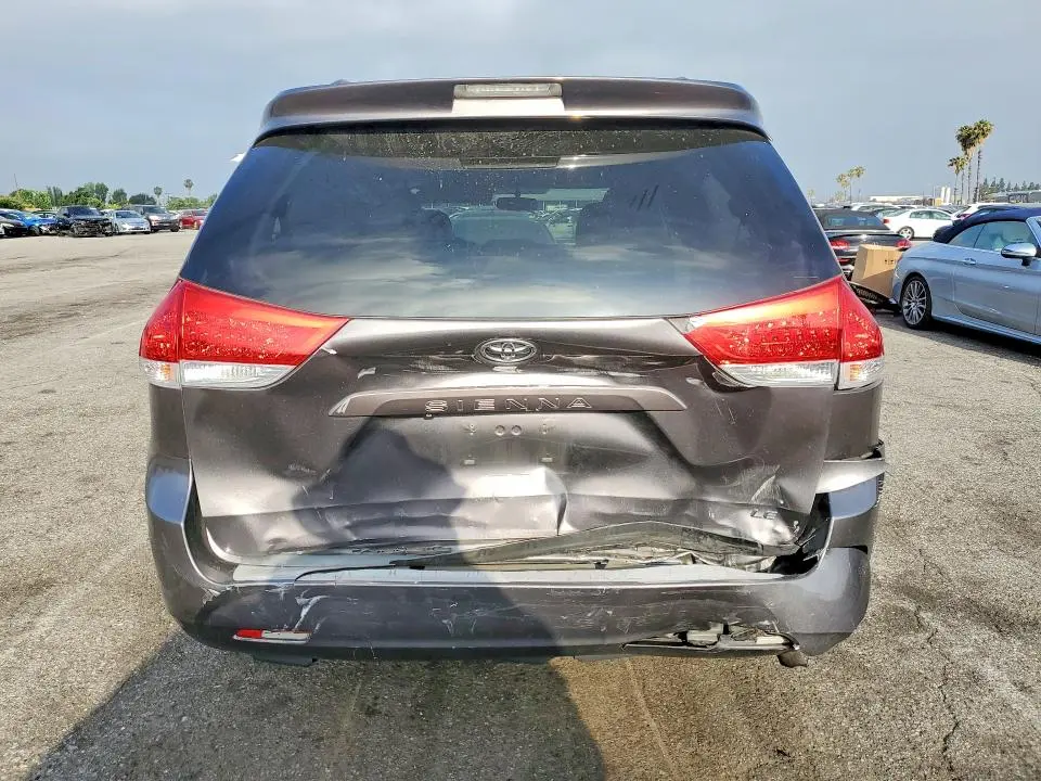 2011 TOYOTA SIENNA LE  