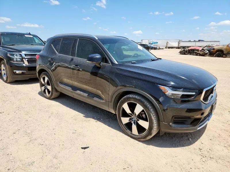 2020 VOLVO XC40 T4 MOMENTUM  