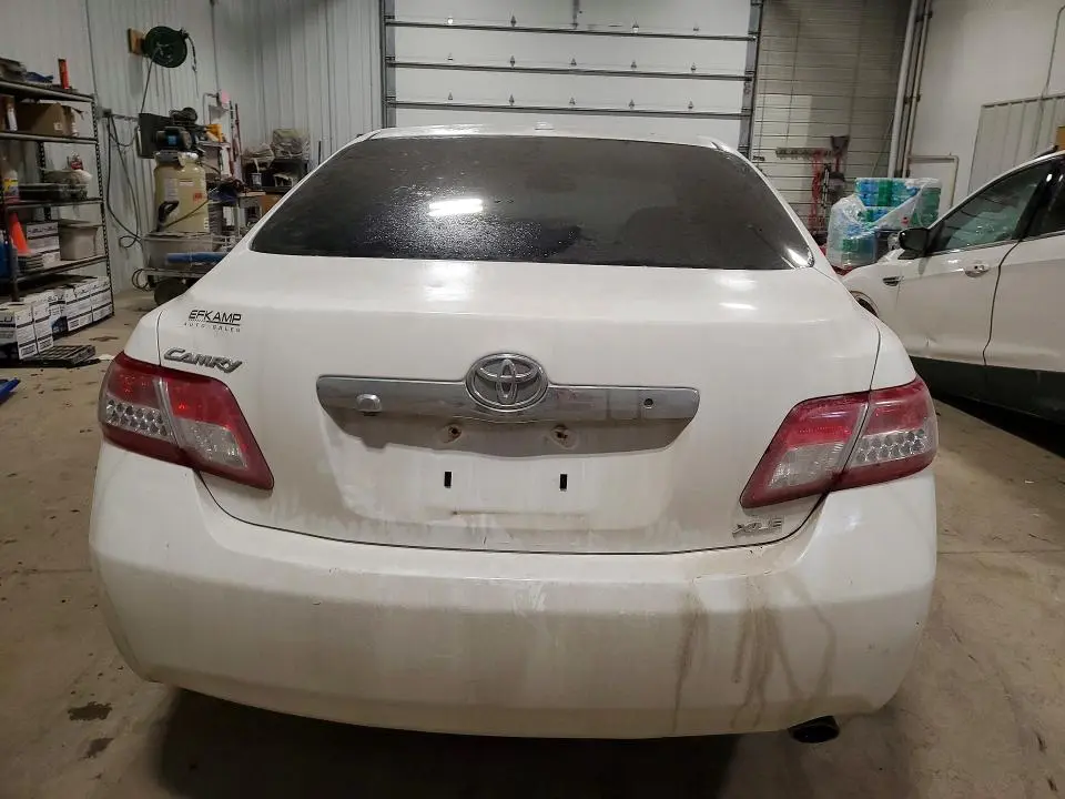2011 TOYOTA CAMRY XLE  