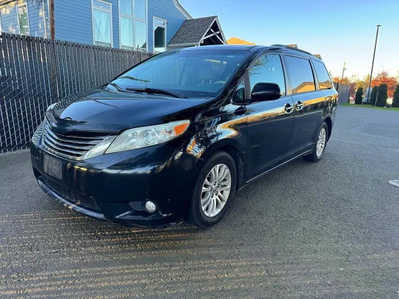 2014 TOYOTA SIENNA XLE 8-PASSENGER  