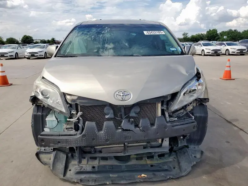 2015 TOYOTA SIENNA LE  