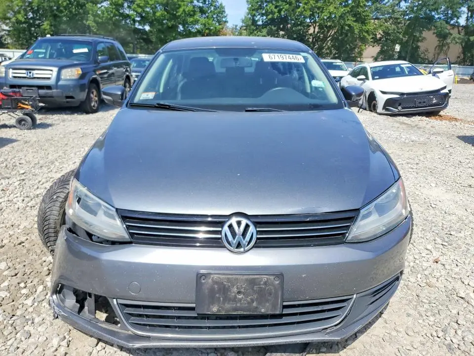 2013 VOLKSWAGEN JETTA SE  
