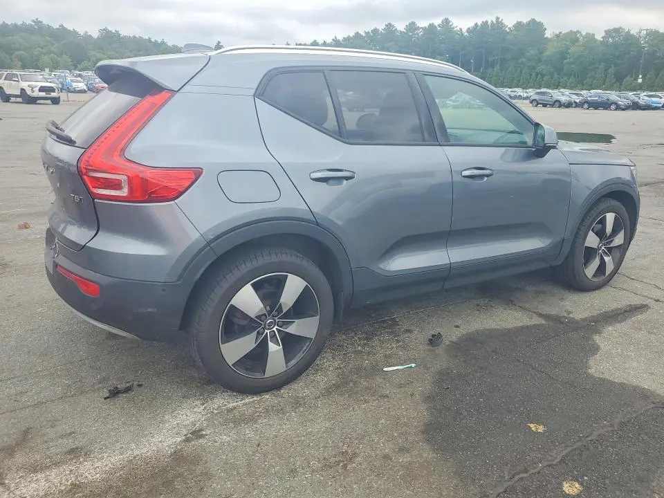 2019 VOLVO XC40 T5 MOMENTUM  
